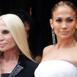De blanco y más delgada Jennifer Lopez seduce en desfile parisino