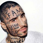 Modelo busca desesperadamente ser famoso tatuándose así la cara y cuerpo