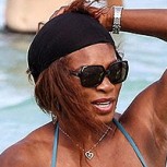 Serena Williams impacta con un bikini fluorescente