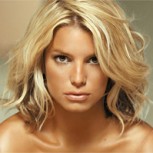 Jessica Simpson en traje de plumas muestra cómo recuperó y tonificó su figura