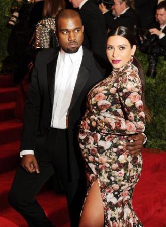 Con este modelo Kim Kardashian recibió una serie de bromas. Intentó verse a la moda pero no le resultó: usó un vestido entallados y con un estampado que parecía cortina. Horroroso.