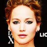 Jennifer Lawrence sufre percance: Vestido le juega una mala pasada