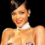 Rihanna regresa con atrevido vestido que casi la deja  semi desnuda