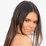 Hermana de Kim Kardashian enciende las redes sociales con atrevida lencería navideña