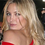 Kate Hudson causa impacto al lucir sugerente vestido rojo en Versace