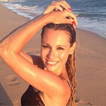 “Pampita” juega con la cámara y publica fotos suyas en la playa a 3 meses del parto