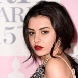 Cantante Charli XCX causó sensación en la alfombra roja con revelador vestido
