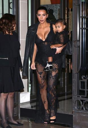 Kim Kardashian y North West: Kim está decidida a transformar a su hija en una fashionista, incluso ya tiene su propio estilista de moda. 