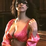 Irina Shayk modela en lencería en medio de sagrados símbolos religiosos: Este es el video