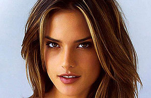Ángel de Victoria’s Secret, Alessandra Ambrosio, posa desnuda para una