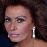 Sophia Loren deleita por su elegancia y atrevido escote a sus 81 años