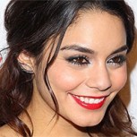 Vanessa Hudgens luce audaz y original vestido en fiesta solidaria de Elton John