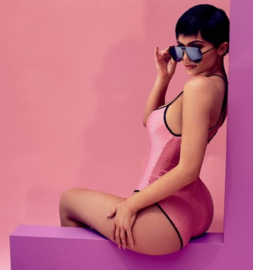 Kylie Jenner causa furor al promocionar en traje de baño una nueva  colección de lentes - Guioteca
