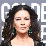 Catherine Zeta Jones se luce a sus 48 años con audaz vestido en los Globos de Oro 2018