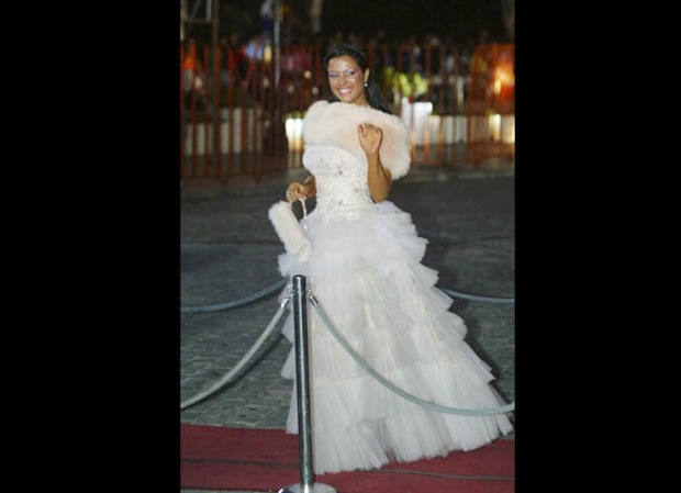 2.- Marlen Olivari: Era una de las mujeres más cotizadas y admiradas pero en 2007 la morena erró en el vestido y apareció junto a su entonces marido Roberto Dueñas, con un traje de princesa y exageró en el maquillaje.