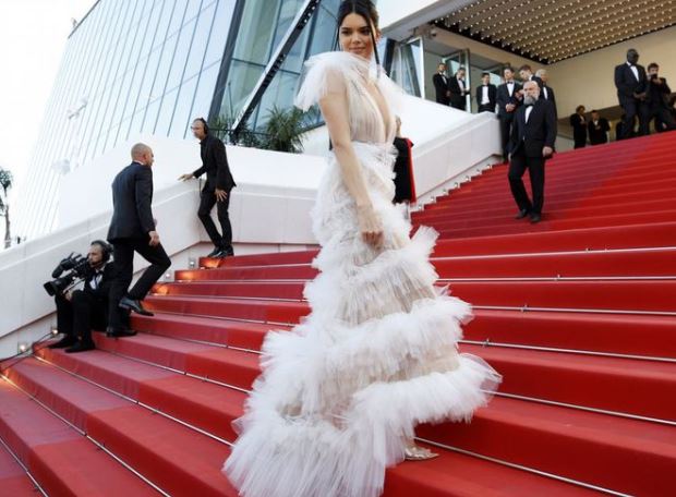 1.- Kendall Jenner se coronó como la reina de la transparencia en el Festival de Cannes. En una de sus apariciones, lució un vestido de Schiaparelli Alta Costura, recibiendo el calificativo de cisne blanco.