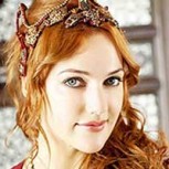 Recordada “Hurrem” de “El Sultán” encanta con sus audaces looks en el Festival de Cannes