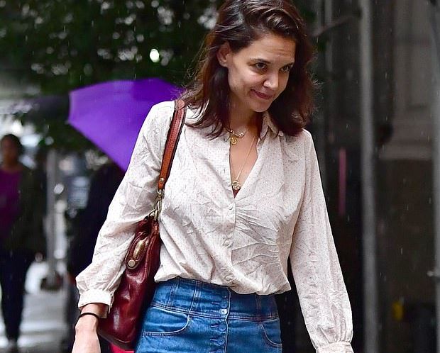 A la actriz Katie Holmes no le importó pasear por la calle con una blusa arrugada