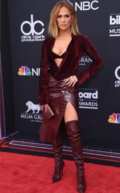 JLo lució un body de terciopelo y falda de piel en tono burgundy de Roberto Cavalli en los Billboard 2018.