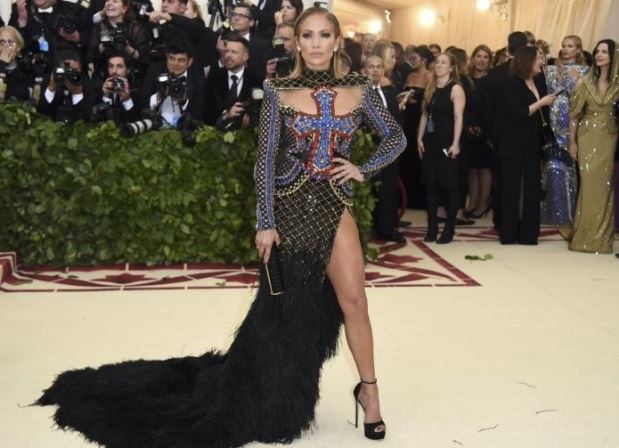 Jennifer Lopez llegó con este elegante vestido de Valentino a la Gala Met de 2017. En la Gala MET de 2018, Jennifer Lopez optó nuevamente por la apertura de pierna con este diseño de Balmain.