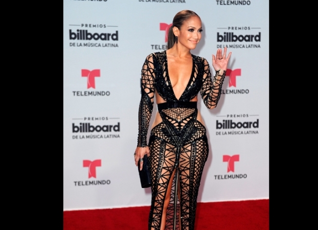 Jennifer derrochó sensualidad en su pasada por la alfombra roja de los Latin Billboards 2017 con este provocador vestido negro de tiras.