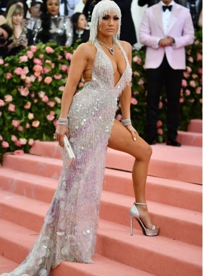 La cantante vistió este vestido de Versace con un profundo escote y apertura lateral en la gala MET de 2019.