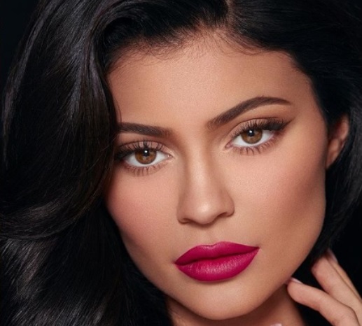  Acusan a Kylie Jenner de plagiar a la cantante Rosalía en la promoción de su nueva línea de cosméticos