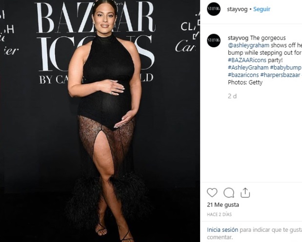 Ashley Graham: La modelo se convirtió en la embarazada más sexy con un vestido de fiesta negro largo con transparencias, encaje y plumas en la fiesta Harper's Bazaar Icons 2019.