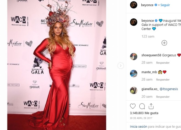 Beyoncé: La cantante impactó en el 2017 con este vestido de seda color rojo de Stephanie Costello, así como por su tocado floral.