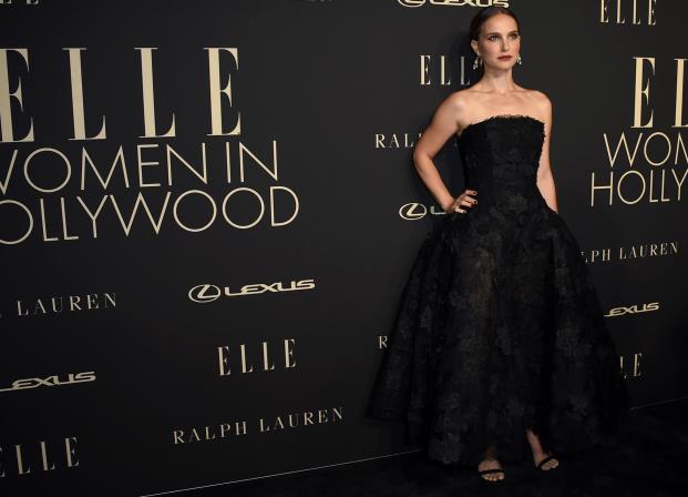 Natalie Portman recordó su película el “Cisne negro”. La actriz eligió un vestido más clásico y romántico de Dior con strapless, corset y amplia falda semitransparente.