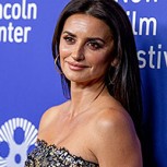 Penélope Cruz se suma a la tendencia de los metalizados y con este vestido se lleva toda la atención