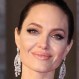 Angelina Jolie revoluciona Islas Canarias con un romántico vestido blanco: Actriz fue sorprendida de compras