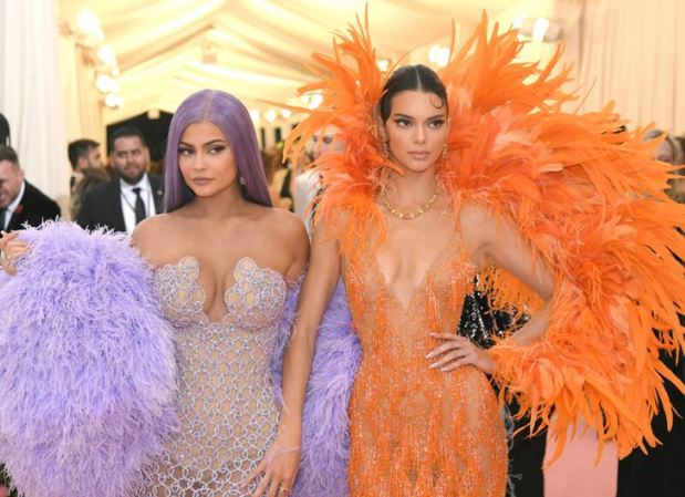 amenaza Secretar blanco como la nieve Estas son las tendencias de moda que impusieron las hermanas Kardashian-Jenner  durante 2019 - Guioteca