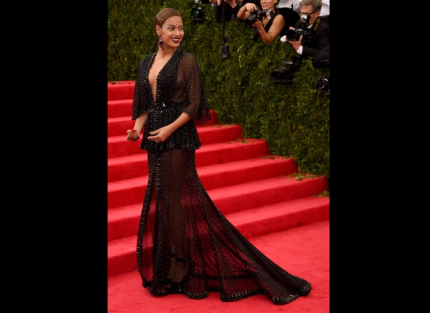 Beyoncé, 2014: La cantante deslumbró con un Alta Costura de Givenchy con un increíble vestido negro de red que complementó una pequeña malla que puso en su cabeza
