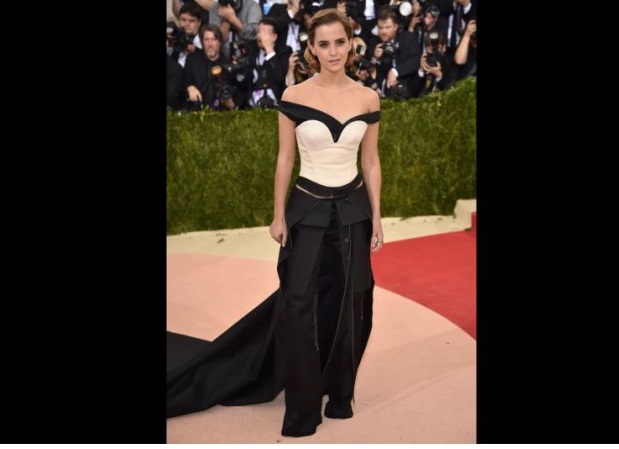 Emma Watson, 2016: La actriz vistió dos piezas de Calvin Klein con una larga cola, que demostraba lo que arriesgada que es al momento de vestir.