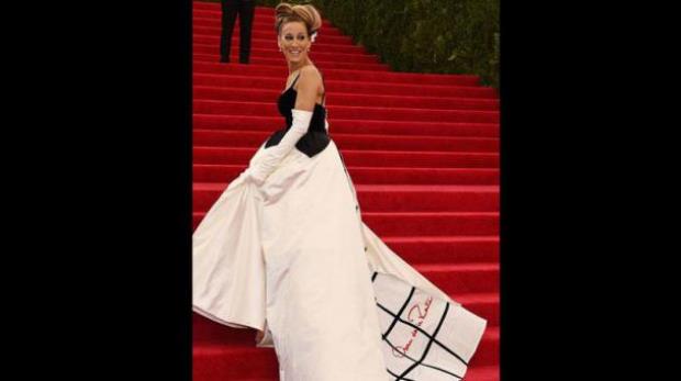 Sarah Jessica Parker, 2014: La actriz vistió un diseño de Oscar de la Renta, en tonos blancos y negros.