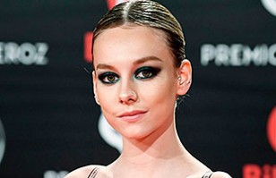 Ester Expósito elige una especial prenda femenina con lunares para