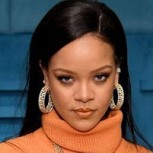 Sólo Rihanna puede caminar perfecto con estos altísimos tacos aguja sobre distintos tipos de rejillas