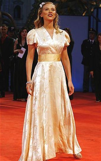 Scarlett Johansson (2006): Este es uno de los look en alfombra roja más recordados de la actriz. Se trató de un vestido vintage satinado, con estilo francés, mangas abullonadas y escote pico.