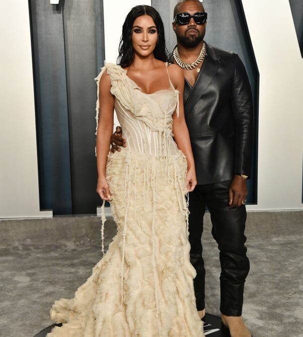 Kim llegó a la fiesta posterior de los premios Oscar 2020, que todos los años organiza Vanity Fair en Los Ángeles, con un vestido confeccionado en seda, en color crema y con tirantes asimétricos, que firmó Alexander McQueen.