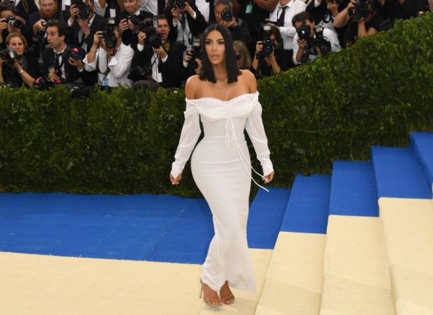 Kardashian llegó a la alfombra rojade la Gala Met con un sencillo, aunque ajustado, vestido blanco que dejaba a la vista sus hombros.