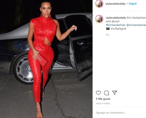 Kim Kardashian luce original blusa de cuero rojo y pantalones al tono -  Guioteca