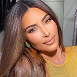 Kim Kardashian luce vistosos trajes metálicos en la presentación de tres nuevos perfumes para San Valentín