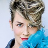 Sharon Stone aparece en entrevista con un look juvenil y llamativo a sus 63 años