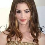Anne Hathaway demuestra por qué es una de las celebrities que mejor luce los vestidos con espalda al aire