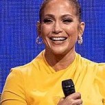 Jennifer Lopez brilló como nunca con look repleto de pedrería en desfile de Dolce & Gabbana