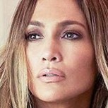 Jennifer Lopez elige este llamativo look de Valentino para abordar un jet privado tras una romántica escapada