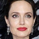 Angelina Jolie luce a la perfección los pantalones negros que toda mujer de 50 años debe tener en su clóset