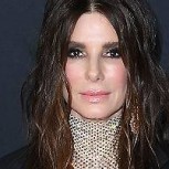 Sandra Bullock se atrevió con este look navideño en la alfombra roja de una premier en Nueva York