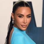 Kim Kardashian comparte imágenes del estreno de “The Kardashians” donde destacó su platinado vestido